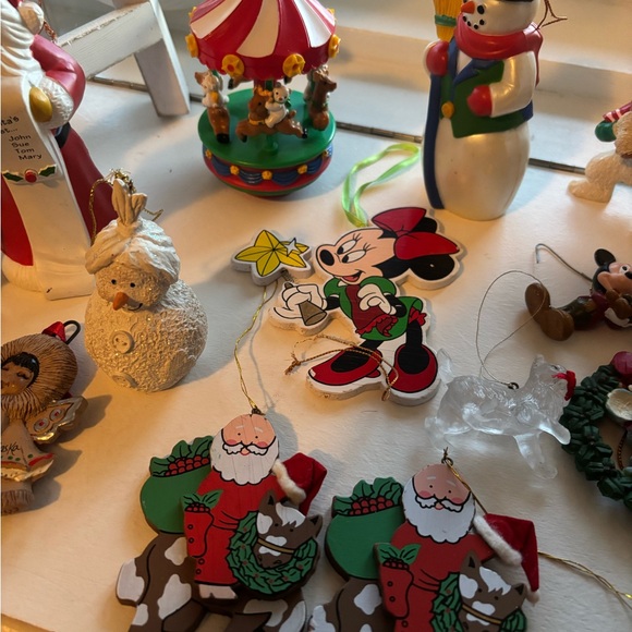 LOT OF 20 VINTAGE CHRISTMAS ORNAMENTS! 
Festive Christmas Ornaments Collection - Picture 5 of 10